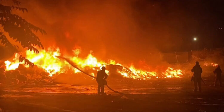 Bağcılar'da atıkların depolandığı alanda yangın