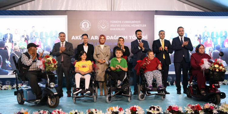 Bakan Göktaş, akülü araç dağıtım töreninde konuştu