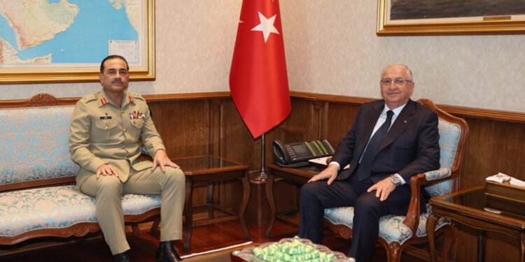 Bakan Güler, Pakistan Kara Kuvvetleri Komutanı'nı kabul etti