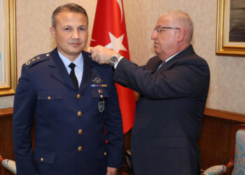Bakan Güler, uzaya gidecek ilk Türk pilota rütbesini taktı
