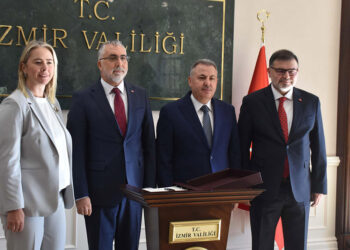 Bakan Işıkhan İzmir'e geldi