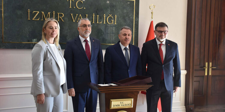Bakan Işıkhan İzmir'e geldi