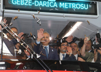 Bakan Uraloğlu, ilk yerli sürücüsüz metro aracını tanıttı