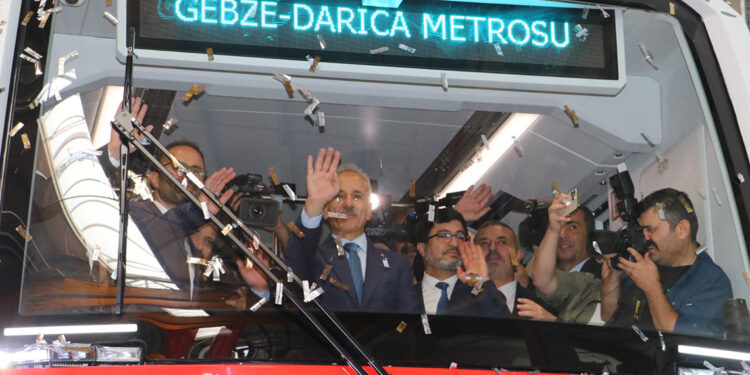 Bakan Uraloğlu, ilk yerli sürücüsüz metro aracını tanıttı