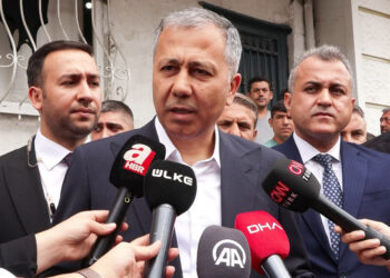 Bakan Yerlikaya Küçükçekmece'de incelemelerde bulundu