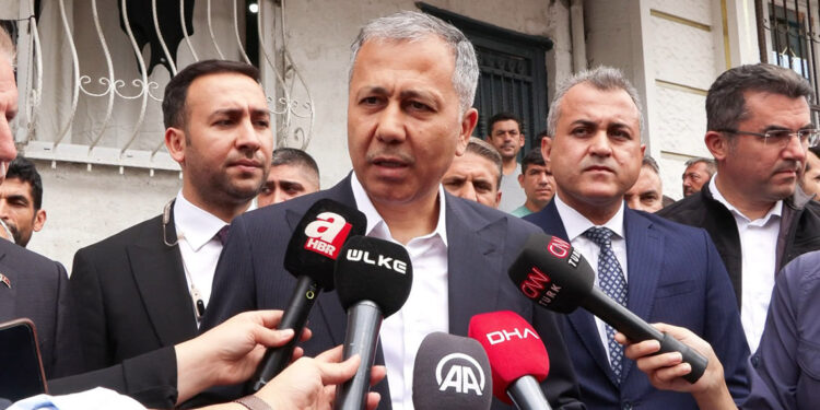 Bakan Yerlikaya Küçükçekmece'de incelemelerde bulundu 