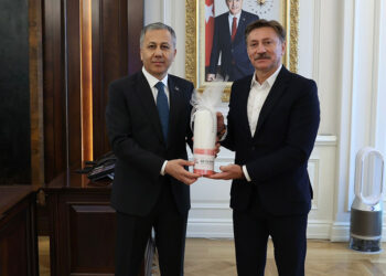 Bakanlar ‘kırmızı dipli mumla’ er meydanına davet edildi