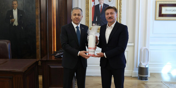 Bakanlar ‘kırmızı dipli mumla’ er meydanına davet edildi