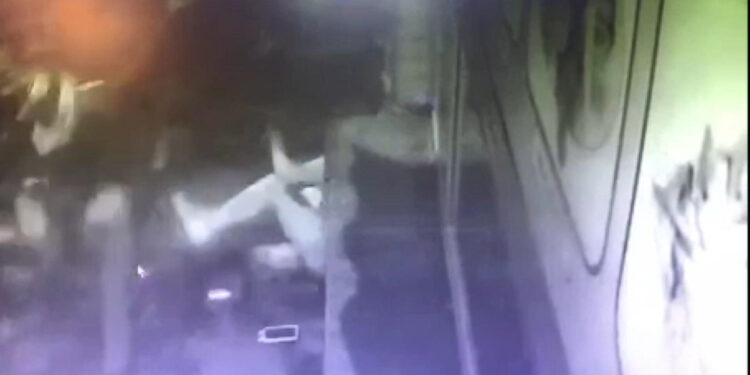 Bakırköy'de kadını pompalı tüfekle darbetti