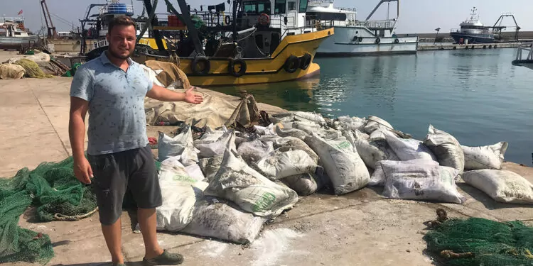 Balıkçıların ağına pirinç dolu 65 çuval takıldı