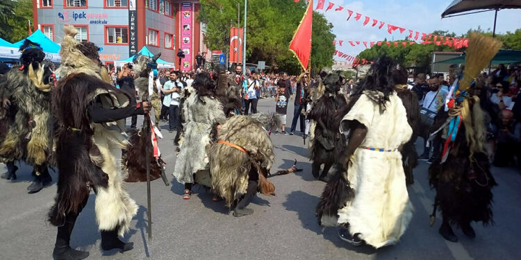 Balıkesir'in kurtuluş töreninde 'Tülütabak' gösterisi