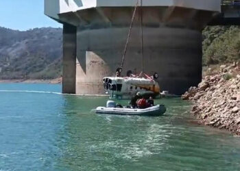 Baraja düşen helikopterin enkazı çıkarıldı