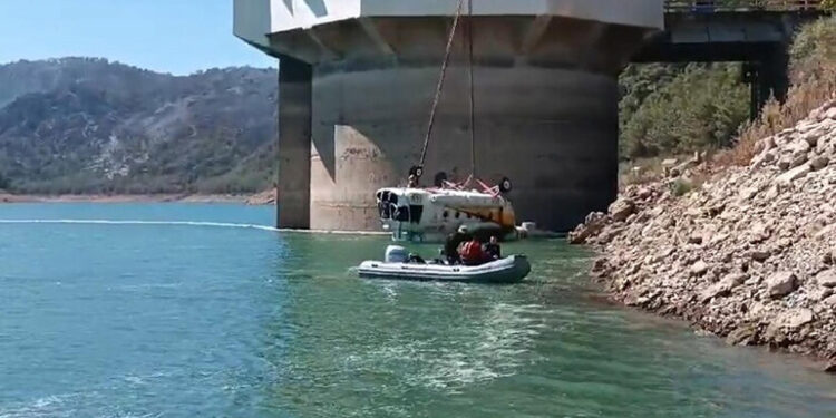 Baraja düşen helikopterin enkazı çıkarıldı