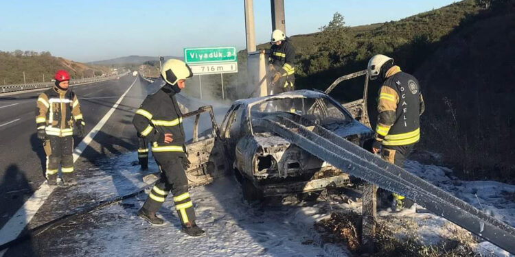 Bariyerlere saplanan otomobil yandı: 3 yaralı