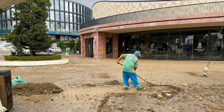 Başakşehir Millet Kıraathanesi'nde selin izleri siliniyor