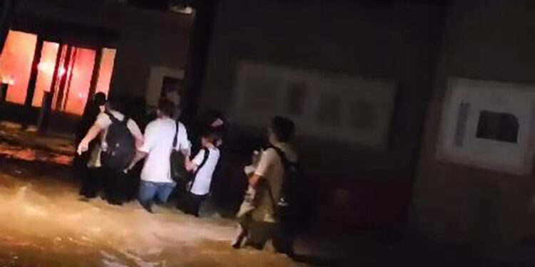 Başakşehir Millet Kıraathanesi'ni su bastı