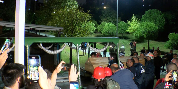 Başakşehir'de sele kapılan kadın hayatını kaybetti