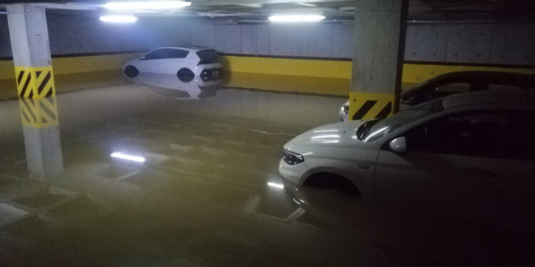 Başakşehir'de site otoparkları da su altında kaldı