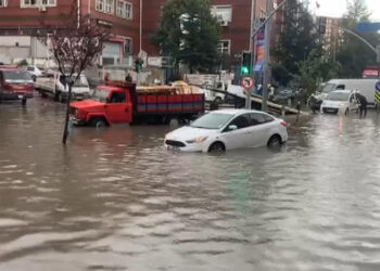 Başakşehir'de yağmur nedeniyle mahsur kalan araçlar çekildi