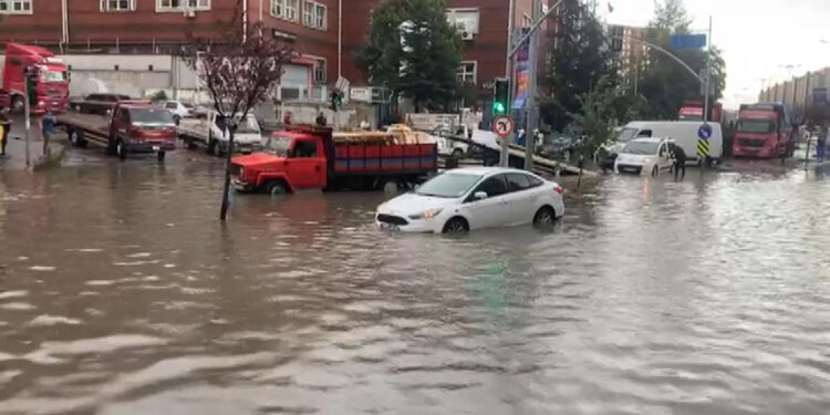 Başakşehir'de yağmur nedeniyle mahsur kalan araçlar çekildi