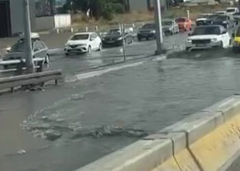 Başkent'te sağanak yağış; yollar göle döndü