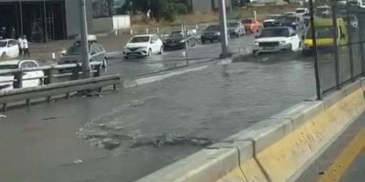 Başkent'te sağanak yağış; yollar göle döndü