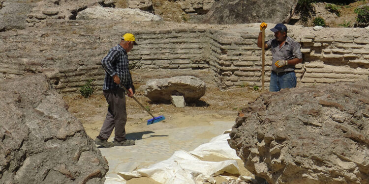 Bathonea Antik Kenti'nde heyecanlandıran karbon tabakası