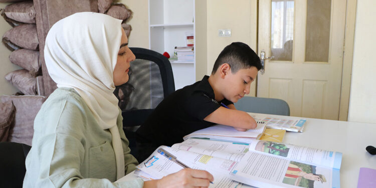 Bedensel engelli Nakşin, bu sene de evde dersbaşı yaptı