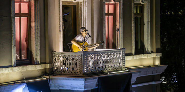 Beşiktaş'ta Harun Tekin'den mini konser 