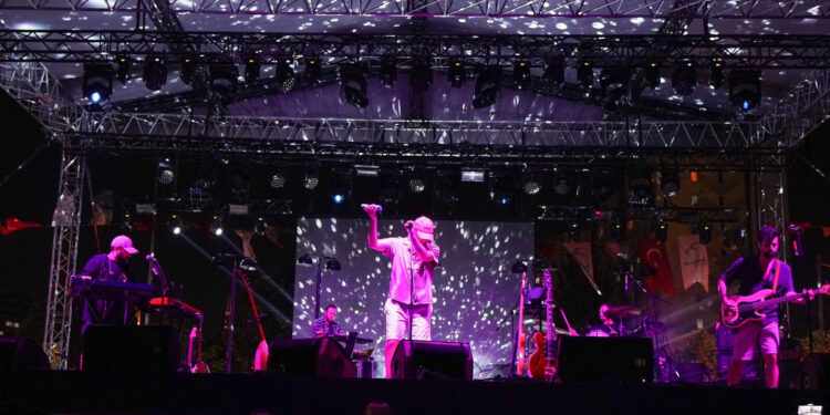 Beylikdüzü’nde Yüzyüzeyken Konuşuruz konser verdi