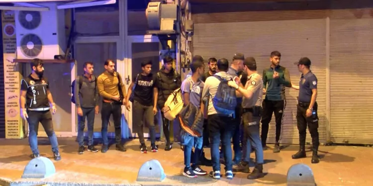 Beyoğlu'nda asayiş denetimi; 8 kaçak göçmen yakalandı