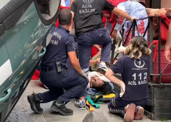 Beyoğlu'nda kadına çarpan otomobil takla attı