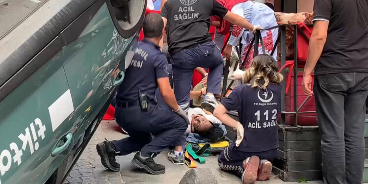 Beyoğlu'nda kadına çarpan otomobil takla attı