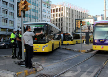 Beyoğlu'nda otobüs tramvaya çarptı