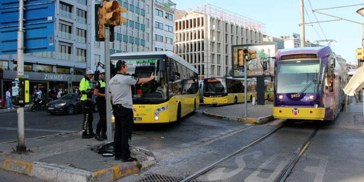 Beyoğlu'nda otobüs tramvaya çarptı
