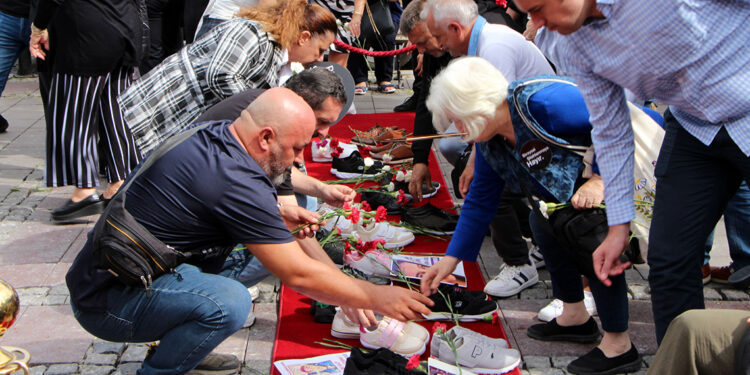 Bireysel silahsızlanma gününde 'Sessiz ayakkabı' yürüyüşü