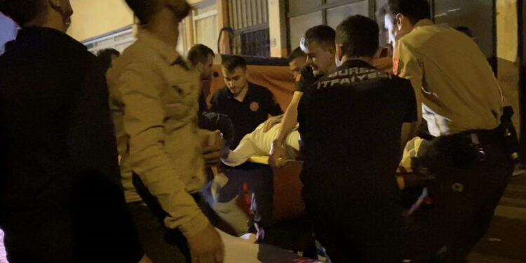 Birlikte alkol aldığı arkadaşını pencereden attı