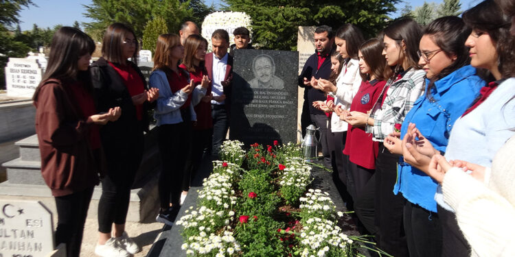 'Bozkırın Tezenesi' mezarı başında anıldı