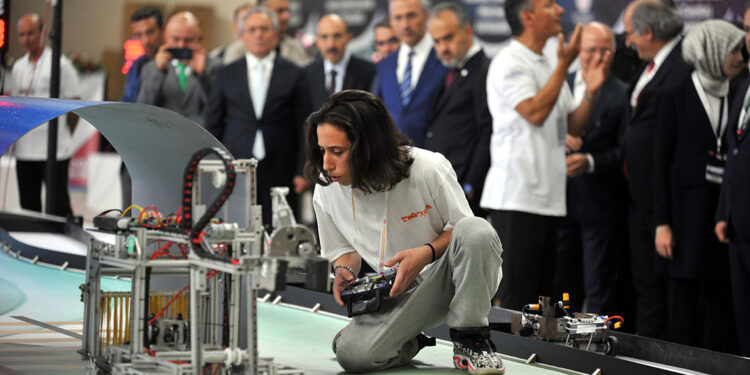 Bursa'da 15'inci Uluslararası MEB Robot Yarışması başladı