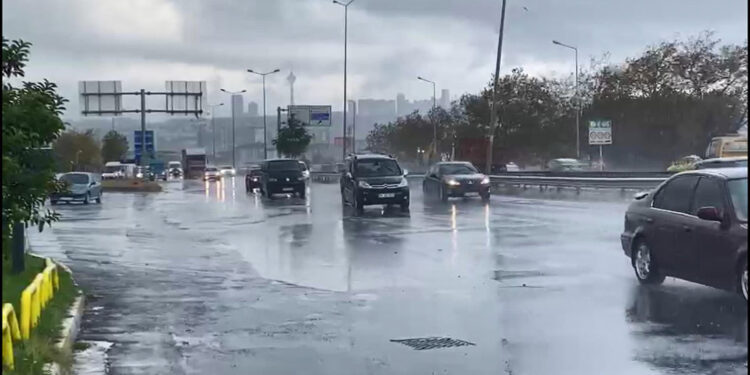 Büyükçekmece'de sağanak yağış etkili oldu