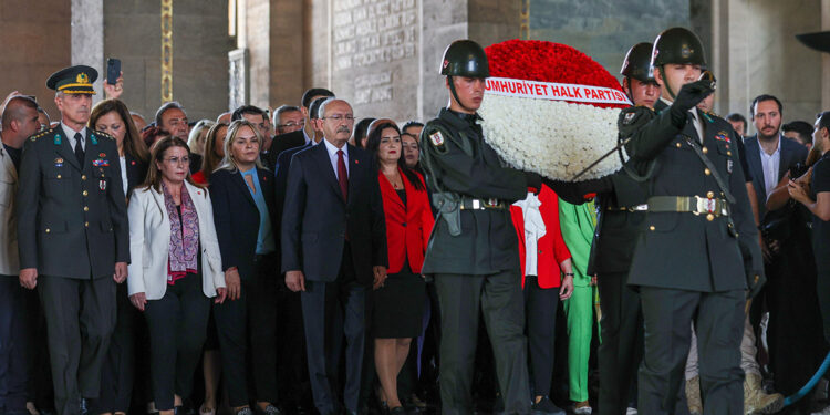 CHP'den Anıtkabir ziyareti