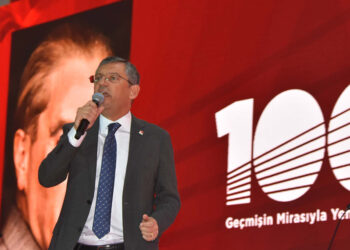 CHP'yi ayağa kaldırmak için babaevinden helallik almaya geldim