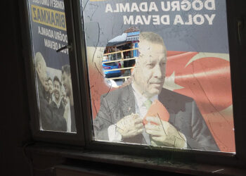 Çanakkale'de AK Parti'nin seçim irtibat ofisine taşlı saldırı