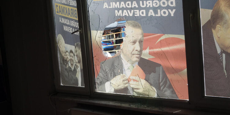 Çanakkale'de AK Parti'nin seçim irtibat ofisine taşlı saldırı