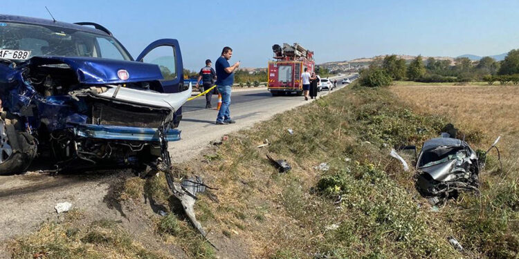 Çanakkale'de otomobiller çarpıştı: 2 ölü, 5 yaralı
