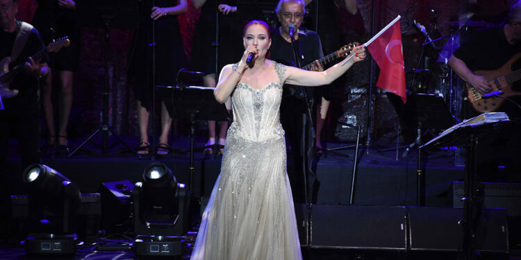 Çeşmeliler kurtuluş gününü Candan Erçetin konseri ile kutladı