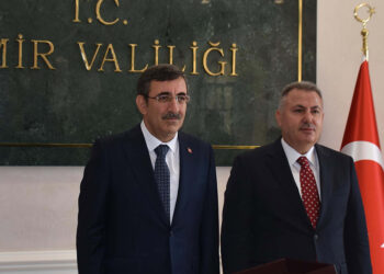 Cevdet Yılmaz İzmir'e geldi