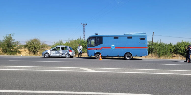 Cezaevi nakil aracıyla çarpışan otomobilin sürücüsü öldü