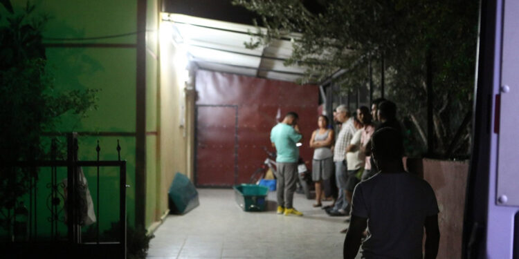 Cinnet getiren baba 7 yaşındaki oğlunun boğazını kesti