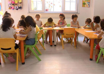 Çocuğun okula alışması için 2-3 haftalık süre tanınmalı